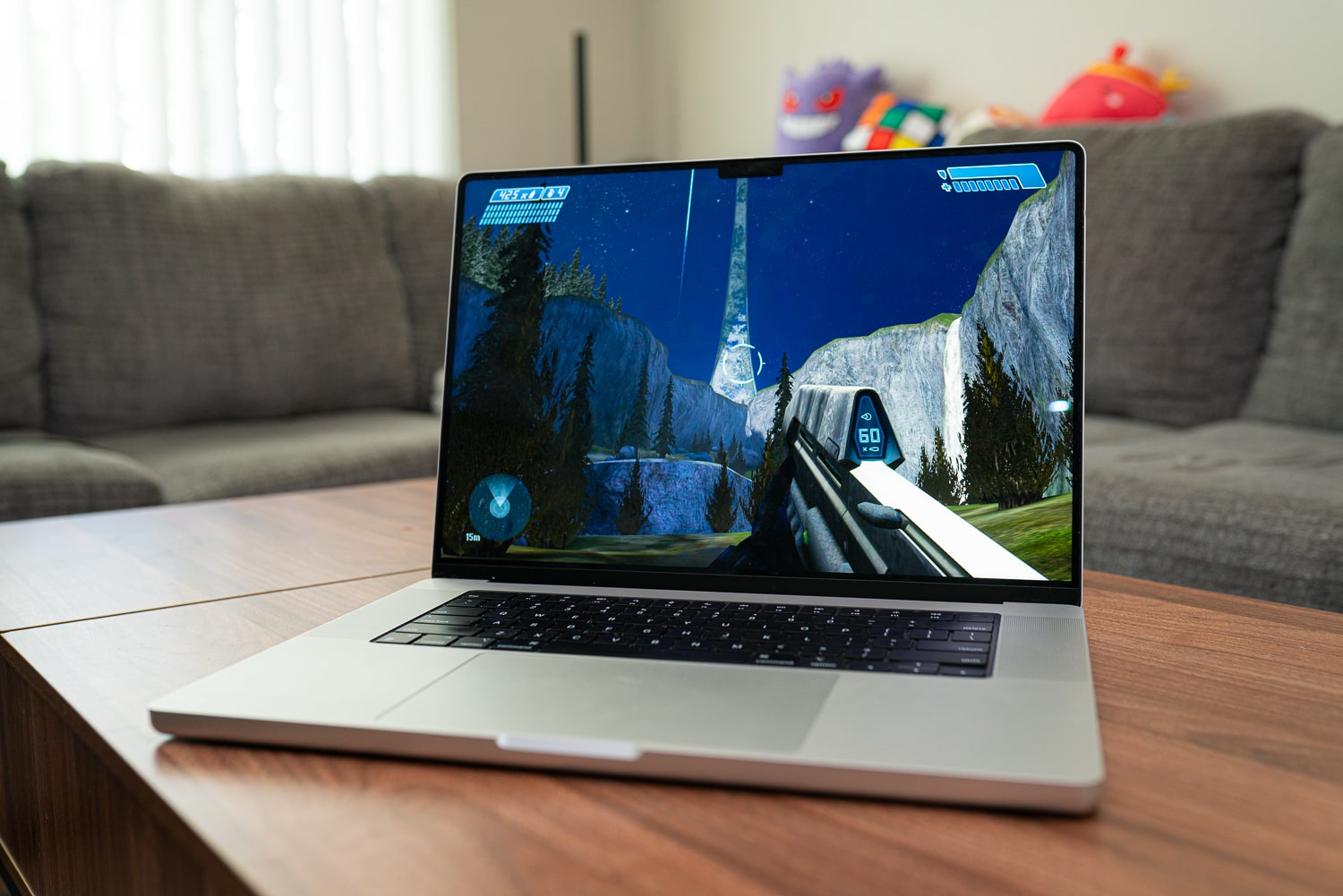 Jouer à des jeux sur un MacBook Pro.