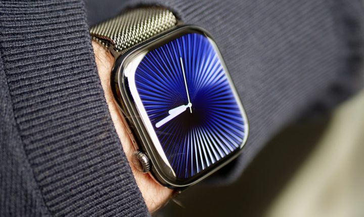 Une personne portant l'Apple Watch Series 10 en Titanium avec le visage Reflections Watch.