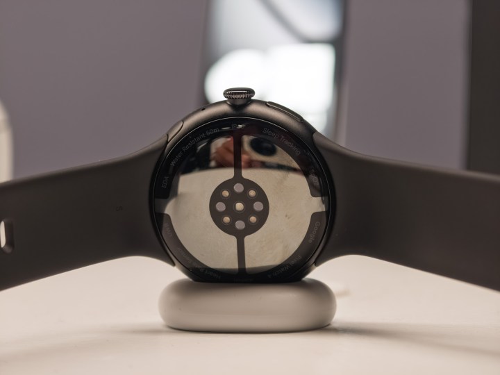 Google Pixel Watch 4 capteurs en noir sur un chargeur