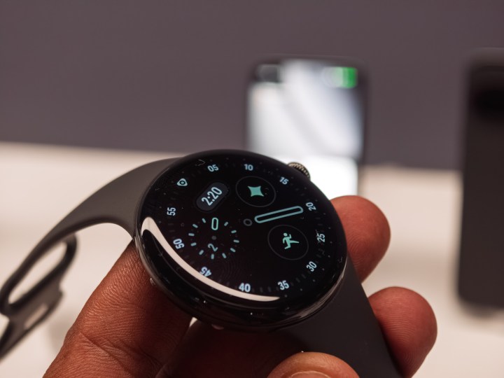 Google Pixel Watch 4 en noir dans la main