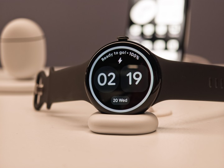 Google Pixel Watch 4 en noir sur un chargeur