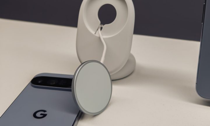 Google Pixel Stand avec pixelsnap