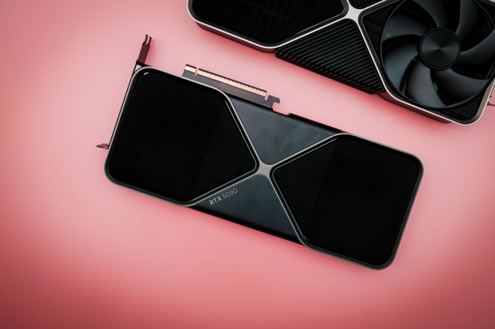 Le RTX 5090 assis sur un fond rose.