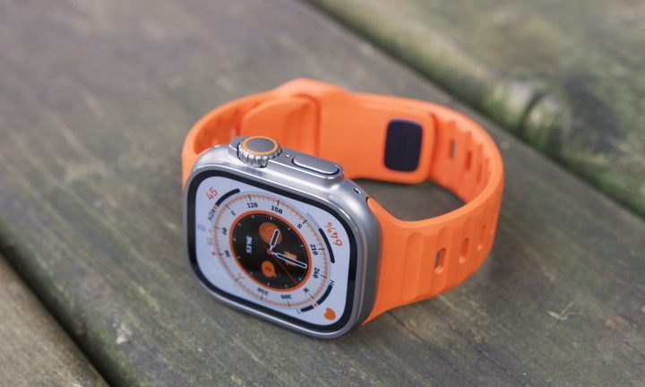 Vue aérienne d'une Apple Watch Ultra reposant sur un patio en bois.