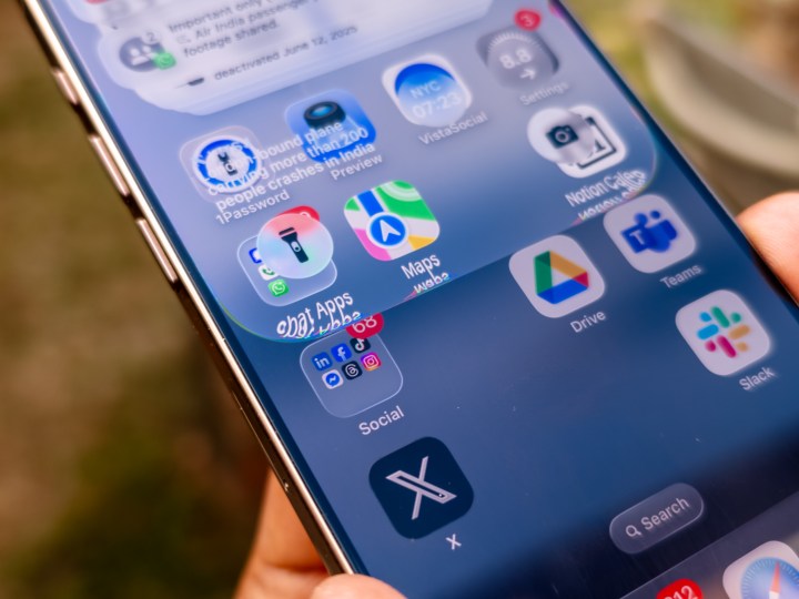 Faites défiler vers le bas pour révéler le centre de notification dans la conception liquide sur le développeur iOS 26 Beta 1 fonctionnant sur l'iPhone 16 Pro