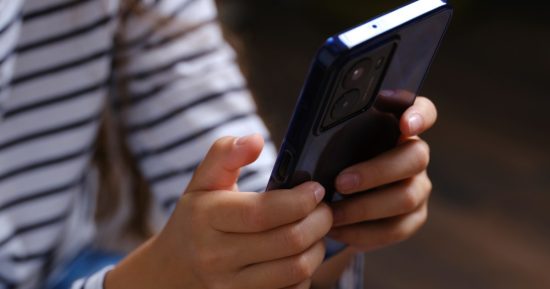 Le nouveau téléphone de HMD utilise l'IA pour dire non aux nus