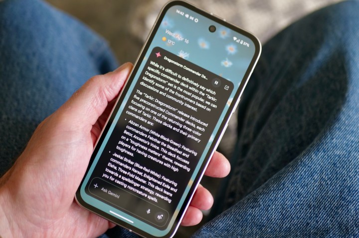 Une personne utilisant Google Gemini sur Google Pixel 9A.