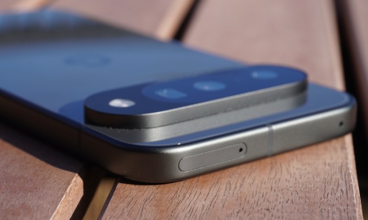 Le plateau de carte SIM monté sur le haut du Pixel 10 du Royaume-Uni 10