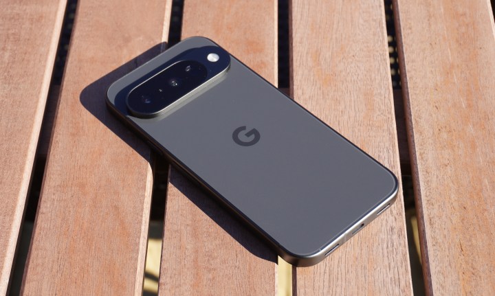 Pixel 10 couché à l'écran sur une table