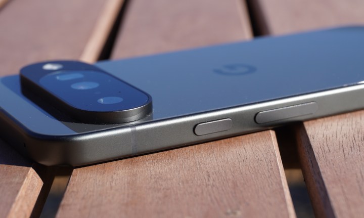 Les boutons de puissance et de volume sur le côté du pixel 10 se trouvant sur une table