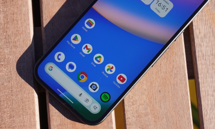 La moitié inférieure de l'écran Pixel 10, montrant une série d'applications et la barre de recherche Google