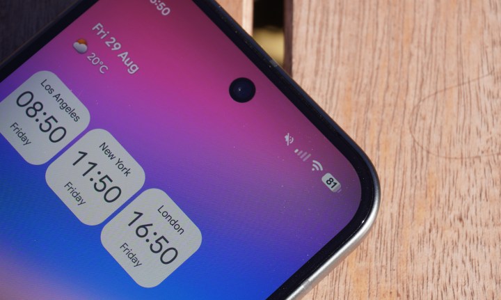 Coin supérieur droit de l'écran Pixel 10, montrant la durée de vie de la batterie, le WiFi et les icônes de signal de réseau