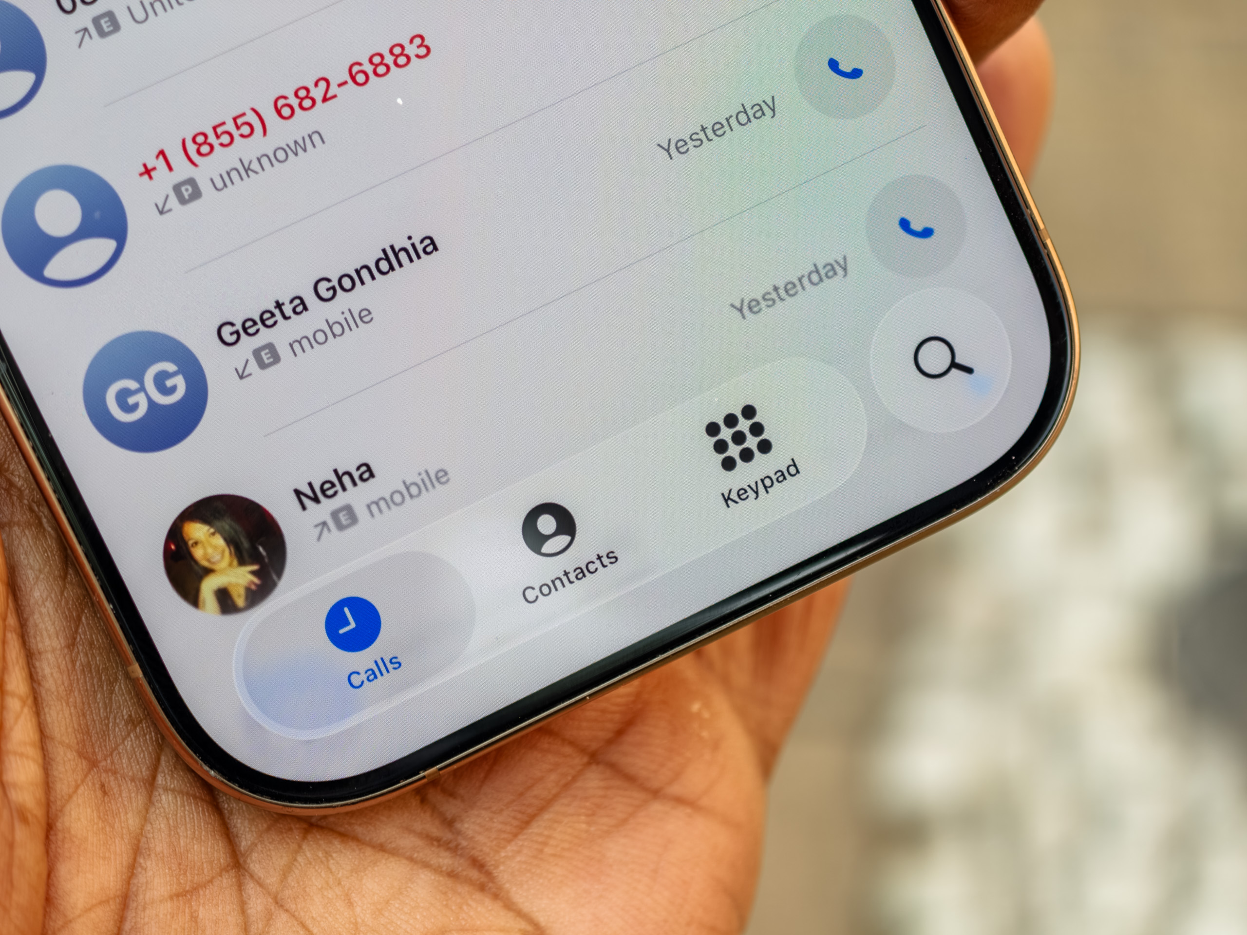Les nouveaux onglets de numéroteur unifié dans le développeur iOS 26 Beta 1 fonctionnant sur l'iPhone 16 Pro