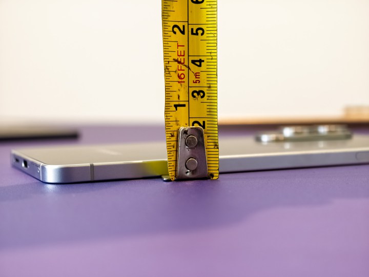 Mesurer le ruban montrant à quelle épaisseur le bord Galaxy S25 est
