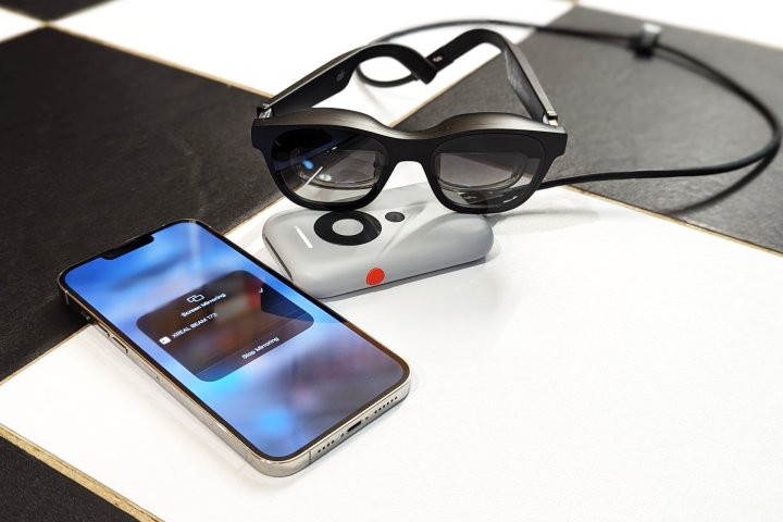 Xreal Beam facilite la connexion à un iPhone et c'est tout ce qui est nécessaire.