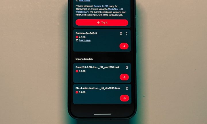 Pixel 10 Pro on Table, Google Ai Edge Gallery App dans l'action.