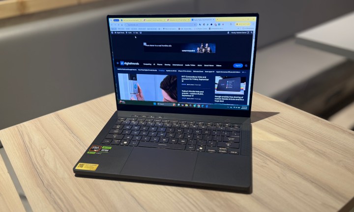 ASUS ROG Zephyrus G14 ordinateur portable figurait au sommet d'une table.