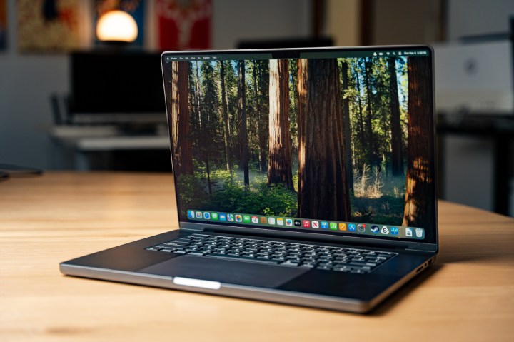 Le MacBook Pro 16 pouces sur une table.