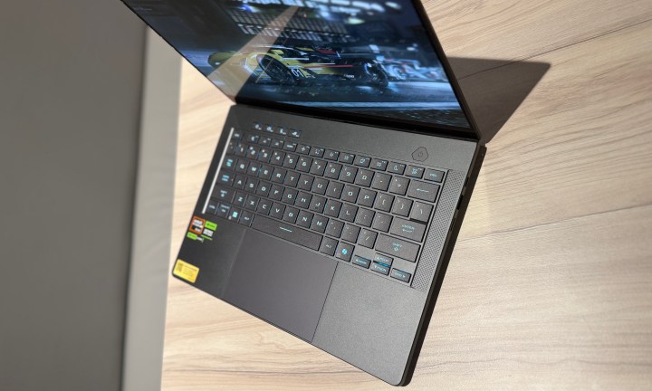 Asus Rog Zephyrus G14 observé sur une table.