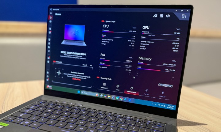 Placé sur une table se trouve l'ordinateur portable ASUS ROG Zephyrus G14.