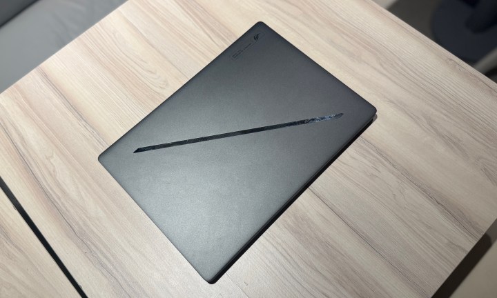 Sur la table se trouve un ordinateur portable Asus Rog Zephyrus G14