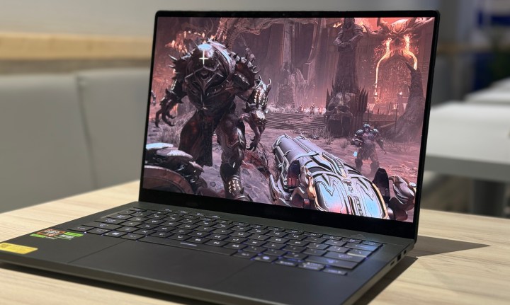 Un ordinateur portable ASUS ROG Zephyrus G14 se trouve sur la table