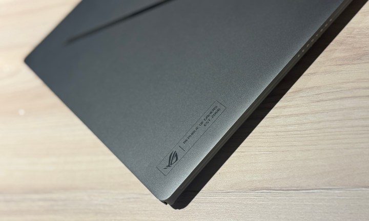 Un tableau prend en charge l'ordinateur portable ASUS ROG Zephyrus G14