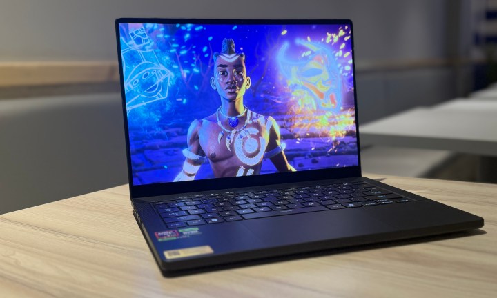 Sur la table, il y a un ordinateur portable Asus Rog Zephyrus G14