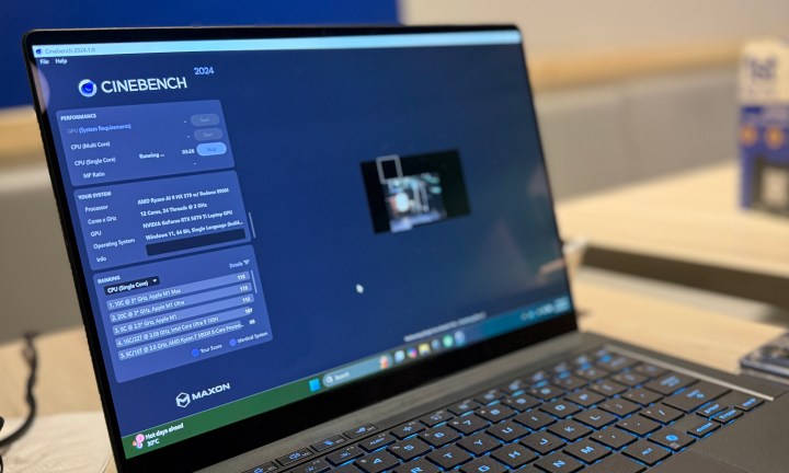 La surface de la table affiche un ordinateur portable Asus Rog Zephyrus G14