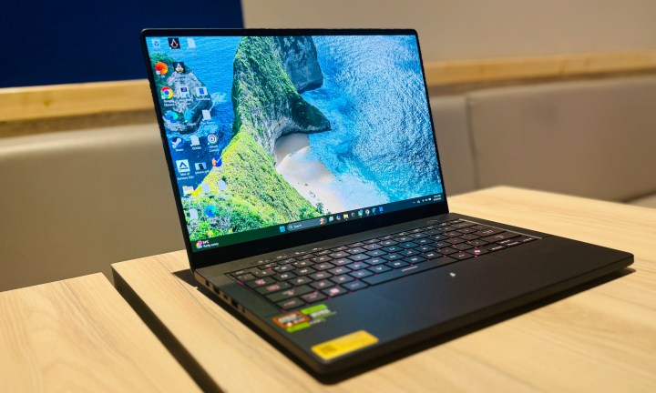 Asus Rog Zephyrus G14 assis sur la table.