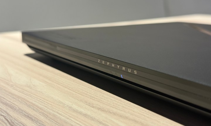 L'Asus Rog Zephyrus G14 est positionné sur une table.