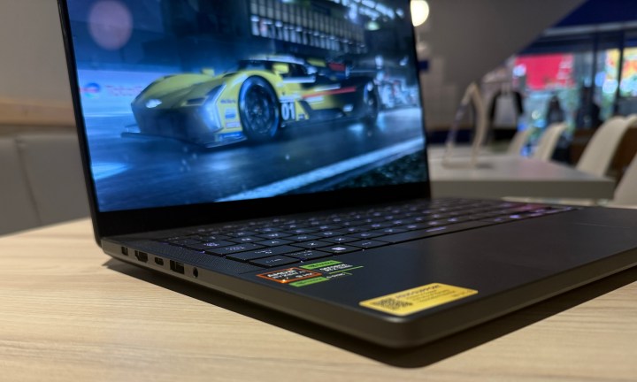 L'ordinateur portable ASUS ROG Zephyrus G14 est réglé sur une table.