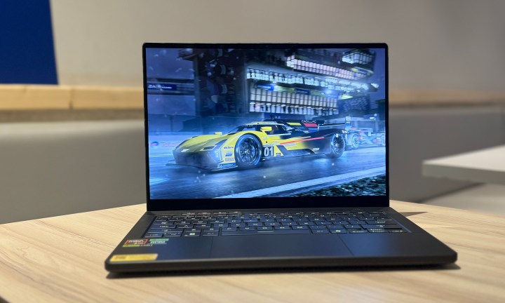 Sur le dessus de table, il y a un ordinateur portable Asus Rog Zephyrus G14. Le