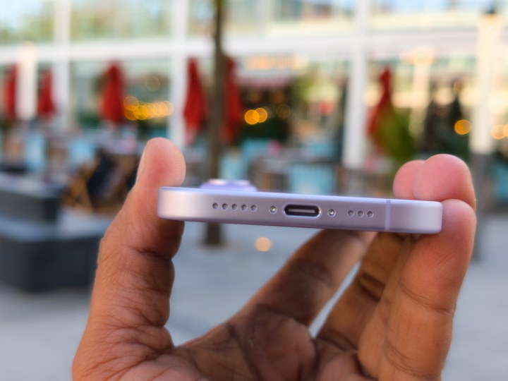 Port USB-C sur l'iPhone 17 d'Apple à Lavender Purple