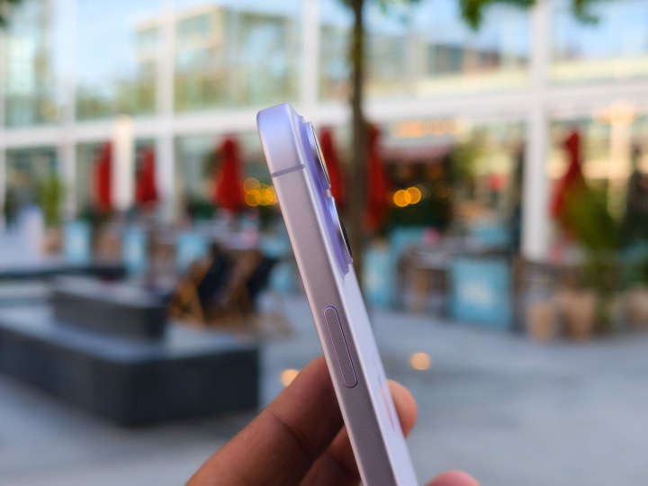 Côté de l'Apple iPhone 17 à Lavender Purple