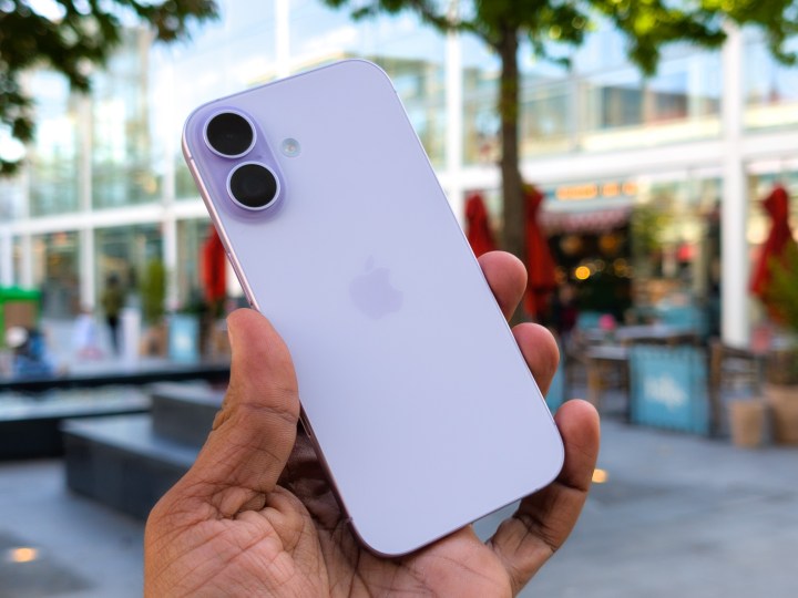 À l'arrière de l'Apple iPhone 17 à Lavender Purple