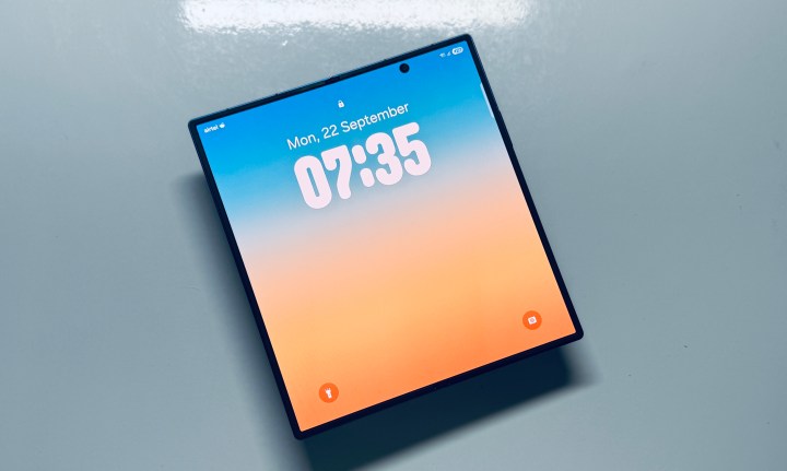 Écran de verrouillage pliable dans Samsung One UI 8 sur Galaxy Z Fold 7.