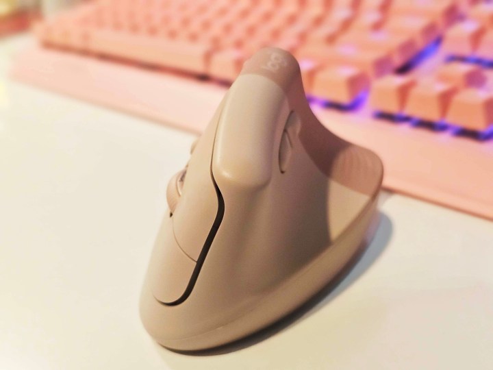 La souris verticale Logitech soulève le rose.