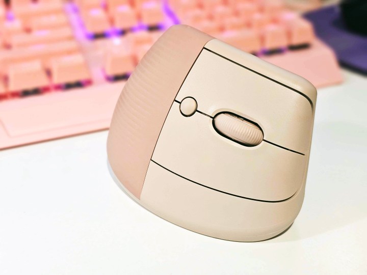 La souris verticale Logitech soulève le rose.