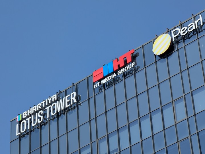 Avec la construction de caméras.