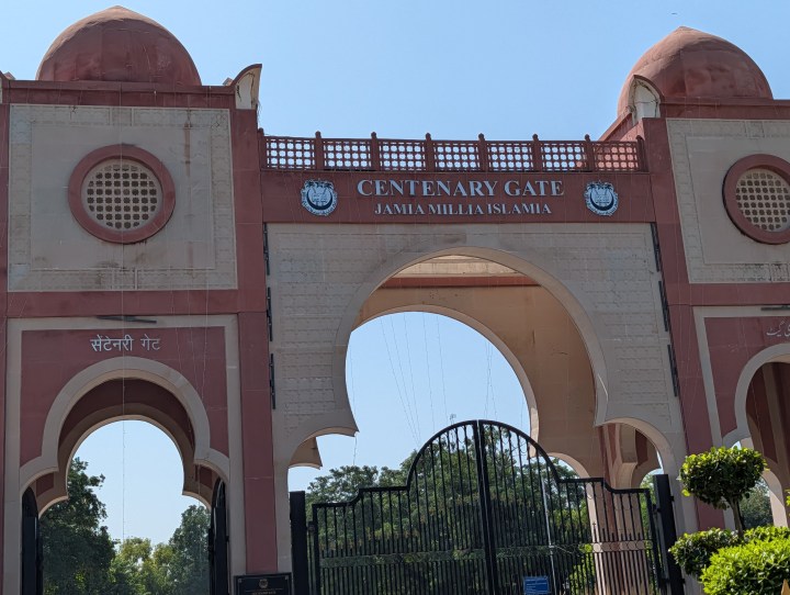 Avec un échantillon de coach de caméra.