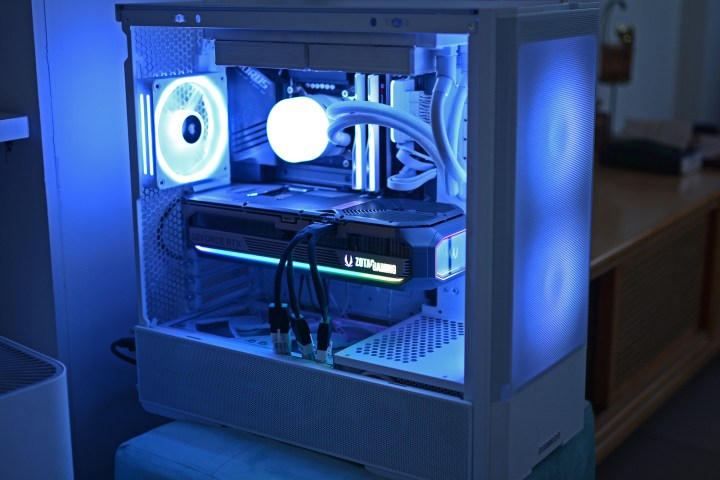 Le ZOTAC RTX 5070 TI AMP Extreme Infinity branché sur un PC de jeu blanc