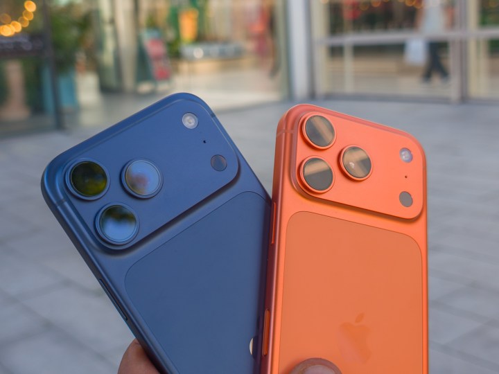 Apple iPhone 17 Pro en Cosmic Orange à côté de l'iPhone 17 Pro Max en bleu profond