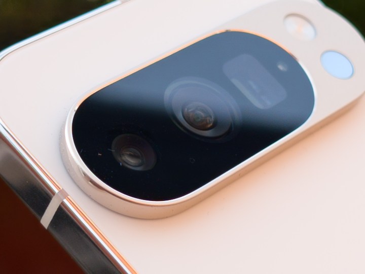 Les caméras sur Google Pixel 10 Pro en porcelaine dans la main