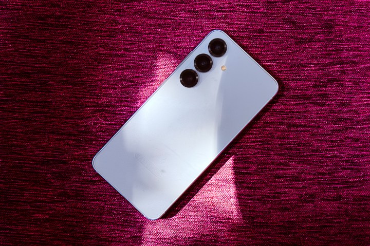 Coquille arrière de Samsung Galaxy S25 en bleu.