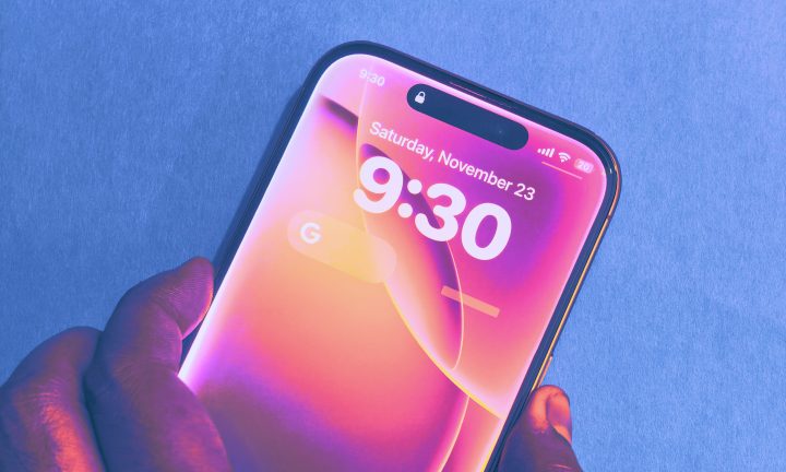 Tirant Siri sur l'écran de verrouillage de l'iPhone.