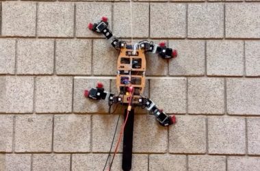 Ce robot d'escalade incroyable est livré avec des griffes