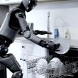 Ce robot humanoïde a fait la lessive, maintenant regardez-le faire la vaisselle