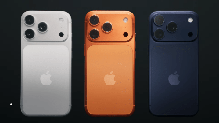 Trois modèles iPhone 17 Pro dans différentes couleurs: argent, orange et bleu