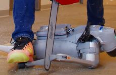 Regardez ce robot se faire naufrage par une tronçonneuse… puis s'adapter